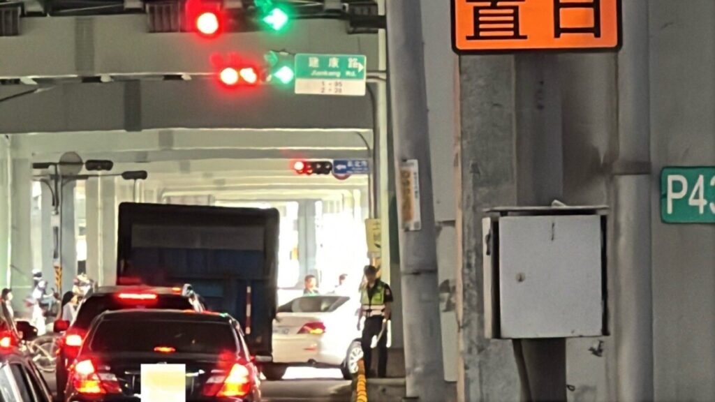 台64下匝道接中正路內側車道　試辦開放右轉建康路　交通局視情況滾動式檢討改善