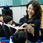 猛禽飛入校園!基隆商工永續講座 師生震撼體驗馴鷹魅力